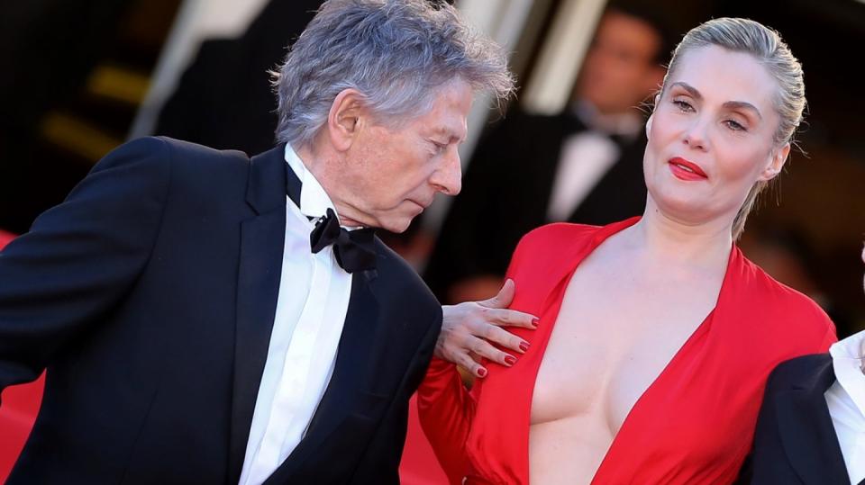 Režisér Roman Polanski a jeho bezvýhradná fascinace vnadami Emanuelle Seigner na červeném koberci v Cannes